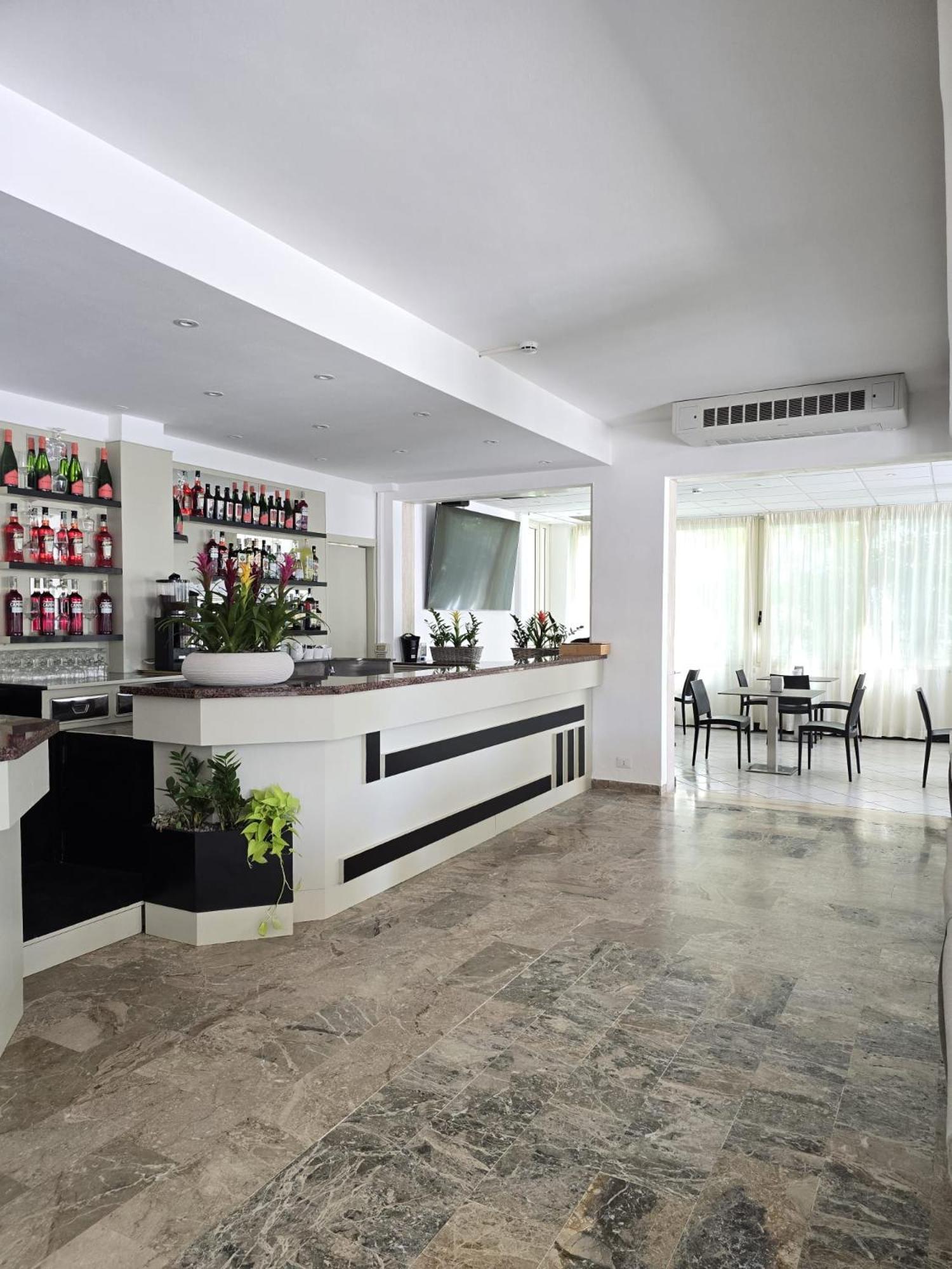 Hotel Helios Beach Milano Marittima Kültér fotó