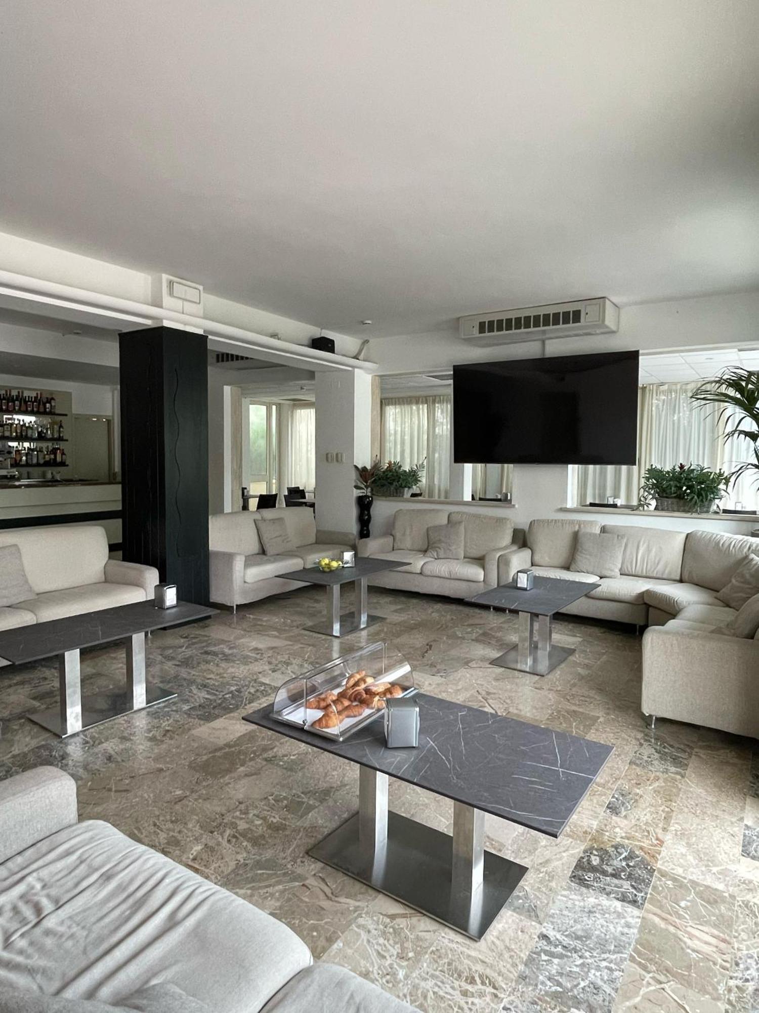 Hotel Helios Beach Milano Marittima Kültér fotó